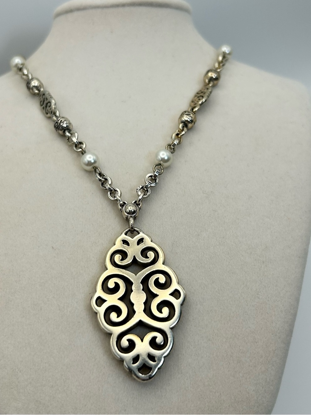 Brighton Geneva Pendant Necklace Silver Plated Faux Pearls Faded Gold Tone 20" - Picture 2 of 10